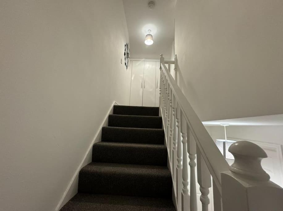 Modern Townhouse - 3 Bed 2.5 Bath 2 Private Gated Parking Villa Wellingborough Dış mekan fotoğraf